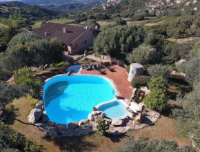Villa Elena with salt water private pool by Sardiniafamilyvillas